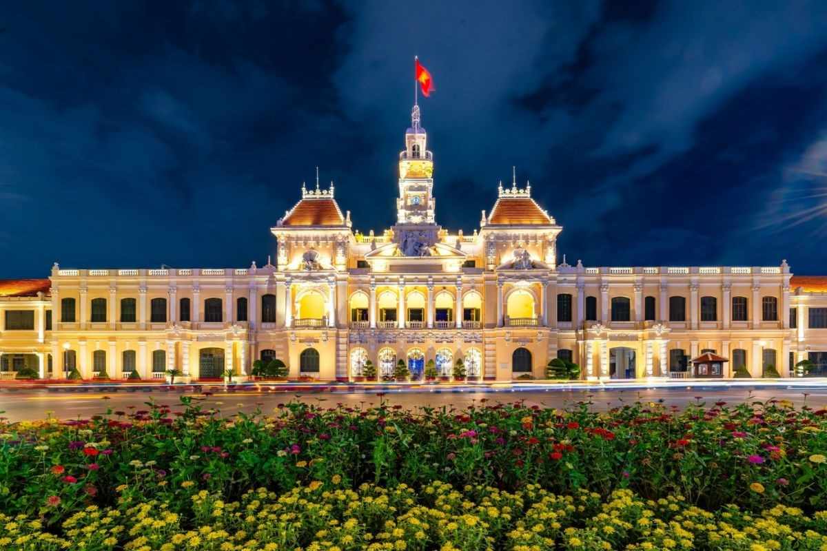 can I travel Vietnam without a tour guide